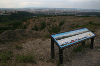 Lom Hády, v pozadí Brno