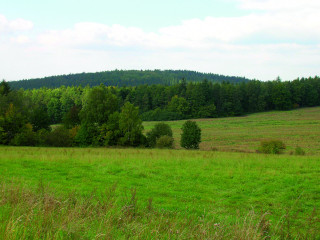 Trokavecká skála (705 m n. m.) a Okrouhlík (707 m n. m.) od Skořic