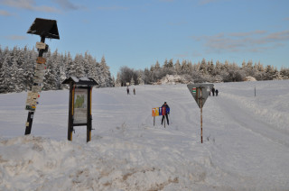 Východisko cest na Dlouhé Louce, kde je i v zimě k dispozici velké parkoviště.