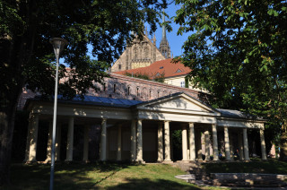 Brněnský Petrov – Denisovy sady s kolonádou, v pozadí katedrála sv. Petra a Pavla