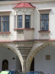 Arkýř Šlikova domu, kde v 16. století žila rodina Václava Kirwitzera, jezuity a matematika, prvního českého misionáře v Indii a v Číně.