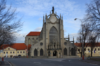 Čelní pohled, vlevo vchod do bývalého kláštera