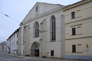 Průčelí kostela Povýšení sv. Kříže