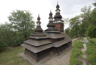 Podkarpatoruský kostelík v zahradě Kinských. Stojí ve stráni nad Národopisným muzeem.