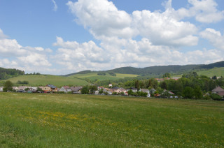 Kopce kolem Běšin neomylně prozrazují, že jsme v Pošumaví.