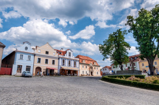 Náměstí v Novém Kníně s budovou historické mincovny