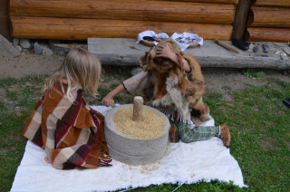 Zrno na mouku mlely ženy nebo děti