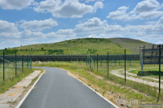 Pohled na haldu z cyklostezky od Tuchlovic (foto M. Majer)