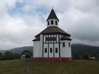 Osmiboká dřevěná kaple je dokladem umu místních tesařů.