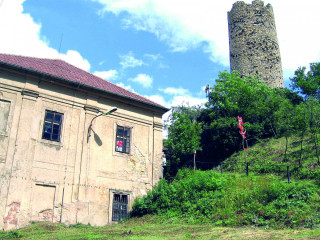 Zámek a zřícenina hradu nad Vlastislaví