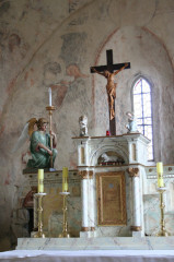 Mezi datem vzniku zdejšího oltáře a středověkými malbami zeje propast několika staletí. Avšak obojí se hezky doplňuje.
