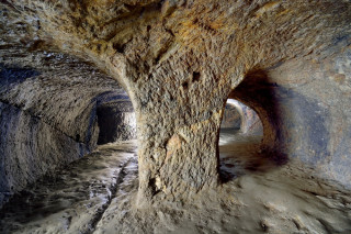 Ručně vytesané chodby s odvodňovacím kanálkem uprostřed (foto M. Majer).