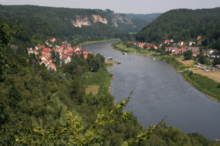 Stadt Wehlen a za ním Bastei. Pohled z&nbsp;vyhlídky Wilkeaussicht. Podobných míst, kdy se nám otevře panorama labského údolí, najdeme na trase stezky více.