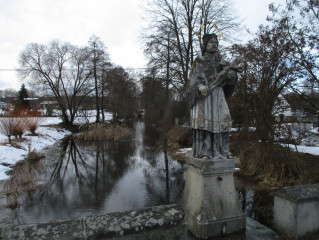 Kamenný most z 18. století přes Hamerský potok v obci Jindřiš s plastikou sv. Jana Nepomuckého