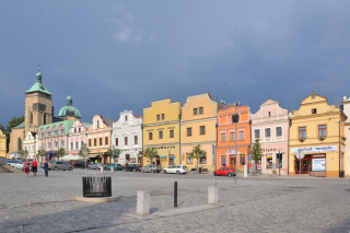 Havlíčkovo náměstí, rodný dům J. V. Stamice zcela vpravo