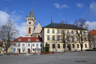 Horní náměstí, totem stojí vlevo od budovy Muzea dr. Aleše Hrdličky
