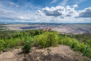 Zámek Jezeří s mosteckou hnědouhelnou pánví (někdejším prostorem Komořanského jezera).