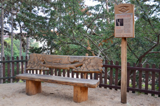 Foglarova lavička s infotabulí v Havlíčkových sadech