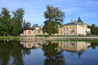 Zámek a Turecký pavilon nad řekou