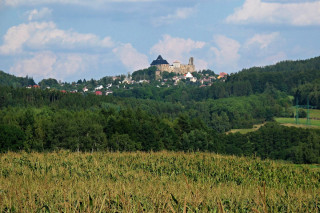 Pohled na hrad a město pod ním