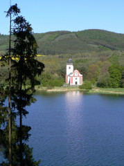 Kostel nad vodní hladinou, jež zatopila Zahrádku.