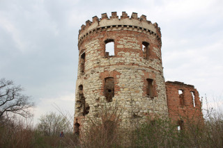 Strašidelná věž vedle rušné dálnice
