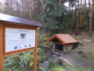 Studánka „U cesty“ zpříjemní výlet na hrad Radyni