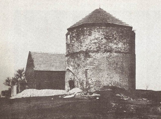Větrný mlýn ve Štrampouchu na archivní fotografii
