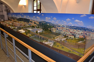 Model Negrelliho viaduktu s fototapetou v pozadí