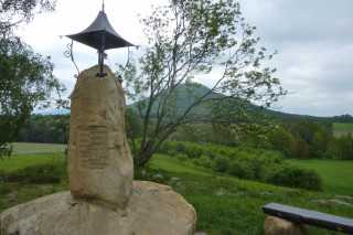 Nová zvonička pod Pastevním vrchem, v pozadí „Růžák“