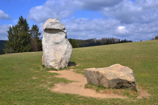 Jarošův kámen s kamennou mísou v popředí