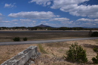Hradčanské letiště, v pozadí vrch Ralsko a vpravo vzadu také Ještěd