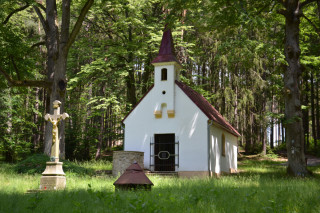 Kaple Nejsvětější Trojice, kamenný kříž věnovaný Kateřinou Daňkovou a Křižná studánka