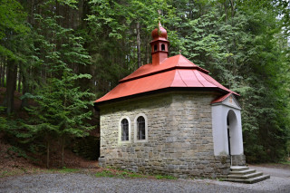 Ke studánce, poutní kapli a dvěma památníkům