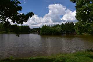 Rybník v centru Struhařova – možné výchozí místo 
