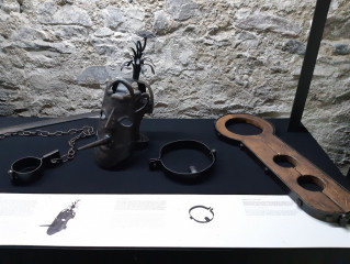Nástroje používané pro mučení obětí čarodějnických procesů. Maska hanby, kovový roubík a pouta zvaná housličky