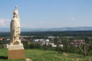 Ačkoli se ze středověkého šlechtického sídla nedochovalo takřka nic, tak vrcholu s kaplí se pořád říká Starý hrad