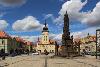 Žatecké náměstí Svobody s radniční věží a sloupem Nejsvětější Trojice přitahuje návštěvníky svou historickou atmosférou, ale stopy po luckém hradišti zde nenajdeme.