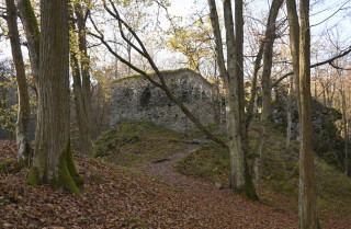 Jediné dochované okno Jinčova hledí na svah, po kterém vedla přístupová cesta do hradu. Ve středověku přetínal svah příkop s&nbsp;dřevěným mostem.