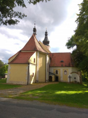 Poutní kostel Panny Marie Sněžné - v pravé části stavby se nachází kaple Zjevení se svatým kamenem uprostřed