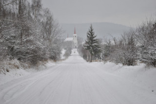 Pohled na bohutínský kostelík a Brdy od Vysoké