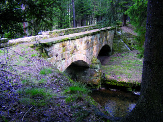 Kamenný dvouobloukový
akvadukt z roku 1886
nedaleko Dolní Chřibské
překonává nejenom tok
Chřibské Kamenice, ale
i starou lesní cestu.