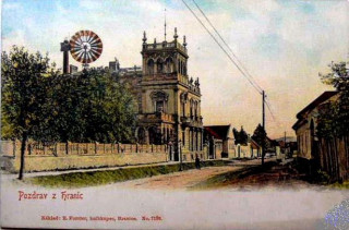 Kunzova vila s větrným kolem v pozadí na dobové pohlednici