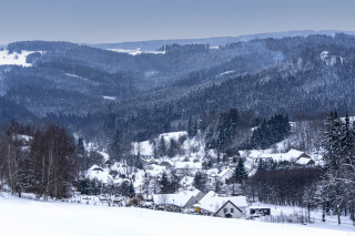 Obec Javorek se choulí v mělkém údolí Žďárských vrchů