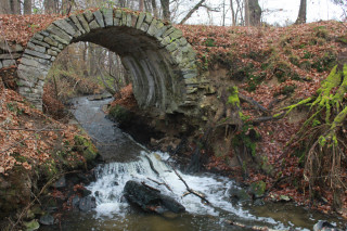 Od zámku je to k Římskému mostu přibližně 2,5 km chůze