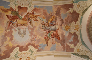 Kapitulní síň zdobí fresky malíře Františka Julia Luxe.