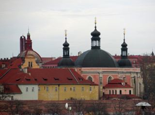 Pohled přes Nuselské údolí na kostel Panny Marie a sv. Karla Velikého