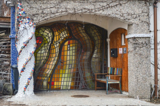 Mozaiky zdobí vchod do jednoho z domů.