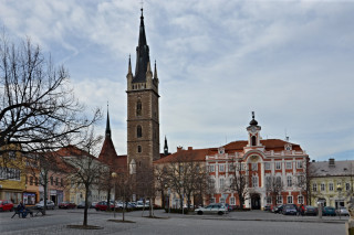 Náměstí Jana Žižky s radnicí a kostelem sv. Petra a Pavla (foto JV)