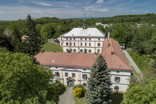 Pohled na zámek od jihovýchodu, v pozadí Orlické hory